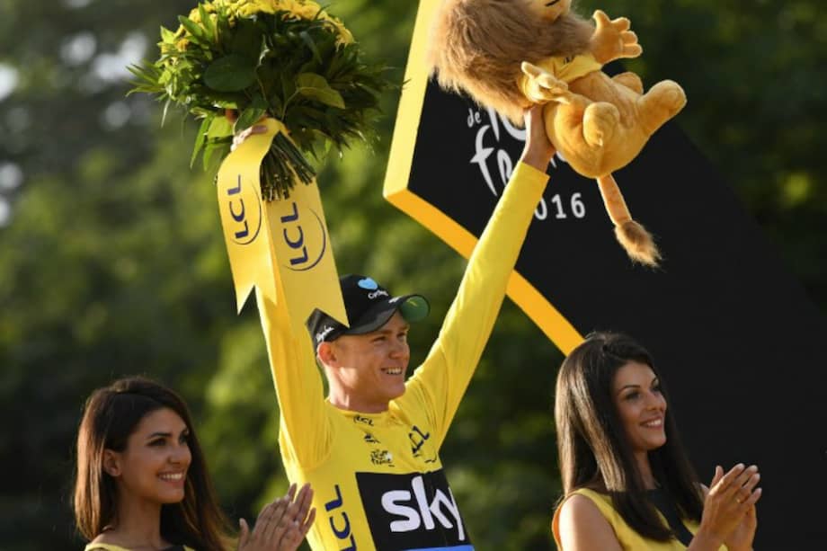 El británico Chris Froome celebra un nuevo título en la carrera más importante del mundo. / AFP