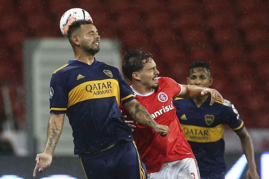 El colombiano Edwin Cardona (i), de gran nivel con Boca Juniors, durante el partido de este miércoles contra Internacional de Porto Alegre.