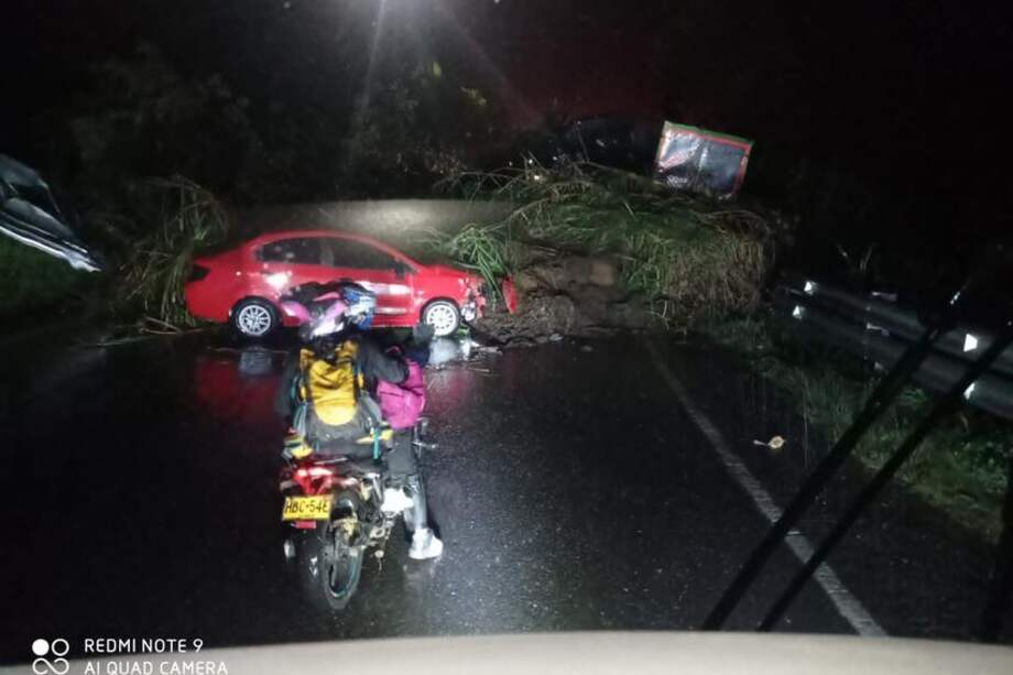 El deslizamiento afectó varios vehículos. Del hecho no se registraron heridos
