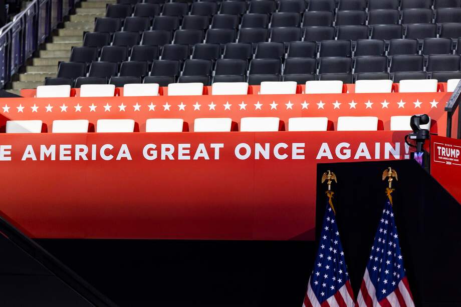 Señalización durante los preparativos para la Convención Nacional Republicana dentro del Foro Fiserv en Milwaukee, Wisconsin, EE.UU., 14 de julio de 2024.