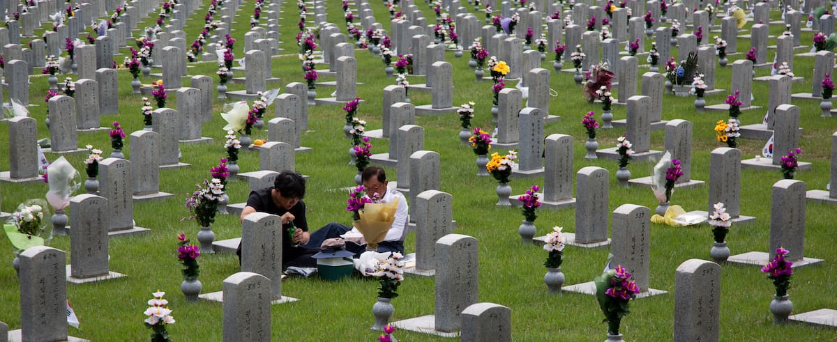 -FOTODELDÍA- EA1138. SEÚL, 05/06/2023.- Surcoreanos visitan la tumba de un familiar en el Cementerio Nacional de Seúl, este lunes. Corea del Sur conmemora cada 6 de junio el Día de las víctimas de la Guerra de Corea. EFE/ Jeon Heon-kyun