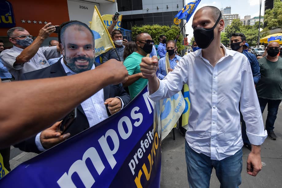 Después de ejercer como secretario de Medio Ambiente del gobierno de Sao Paulo (2011-2015) y como diputado federal en Brasilia (2015-2017), Covas llegó al Palacio Municipal en 2017 como vicealcalde de Joao Doria. Un año después asumió la alcaldía cuando Doria se retiró para disputar la gobernación.