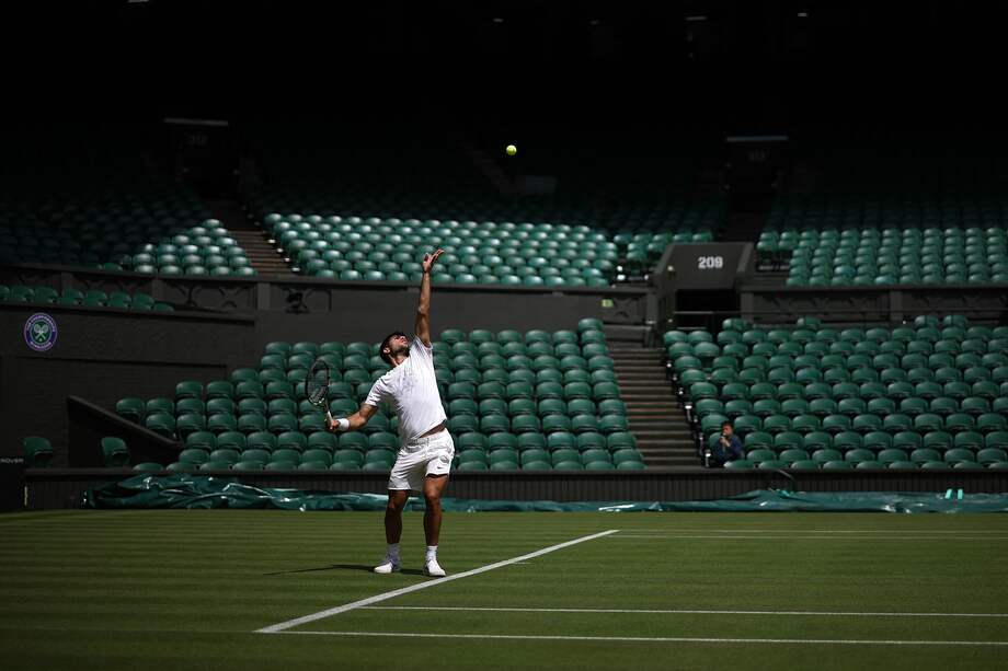 El español Carlos Alcaraz en una sesión de calentamiento en la pista central del All England Lawn Tennis previo al inicio de Wimbledon 2024.