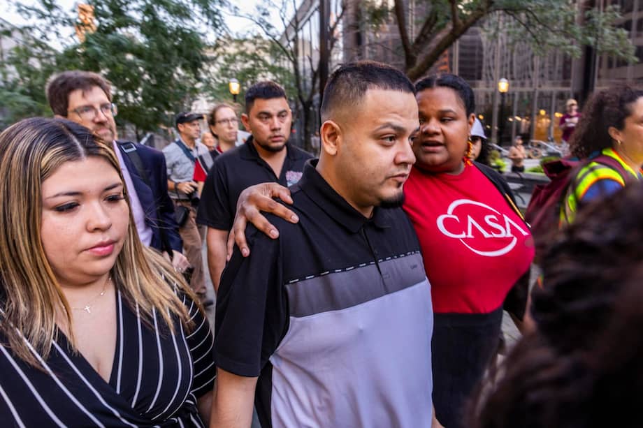 Kilmar Abrego Garcia, acompañado de su esposa, Jennifer Vasquez Sura, antes de su ingreso a un centro de ICE en Baltimore Maryland.