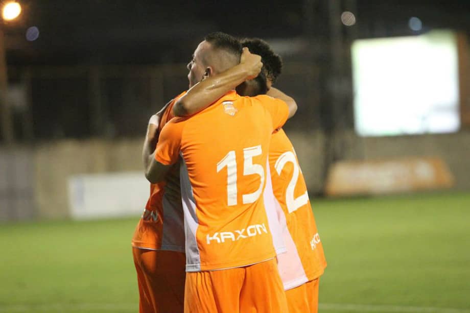 Joseph Cox y Duván Vergara anotaron los goles del cuadro naranja, este viernes, en el Polideportivo Sur. / Envigado FC