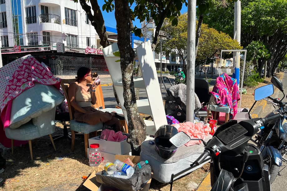 Laura Martínez, de 22 años, estaba durmiendo cuando tembló. Logró rescatar los muebles de su casa.
