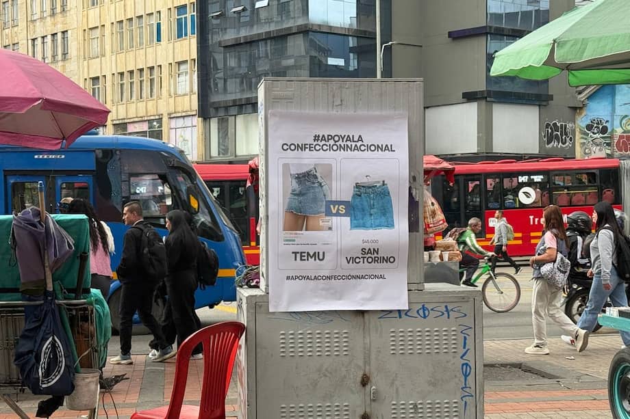 Comerciantes pegan carteles incentivando la compra de productos de fabricación nacional.