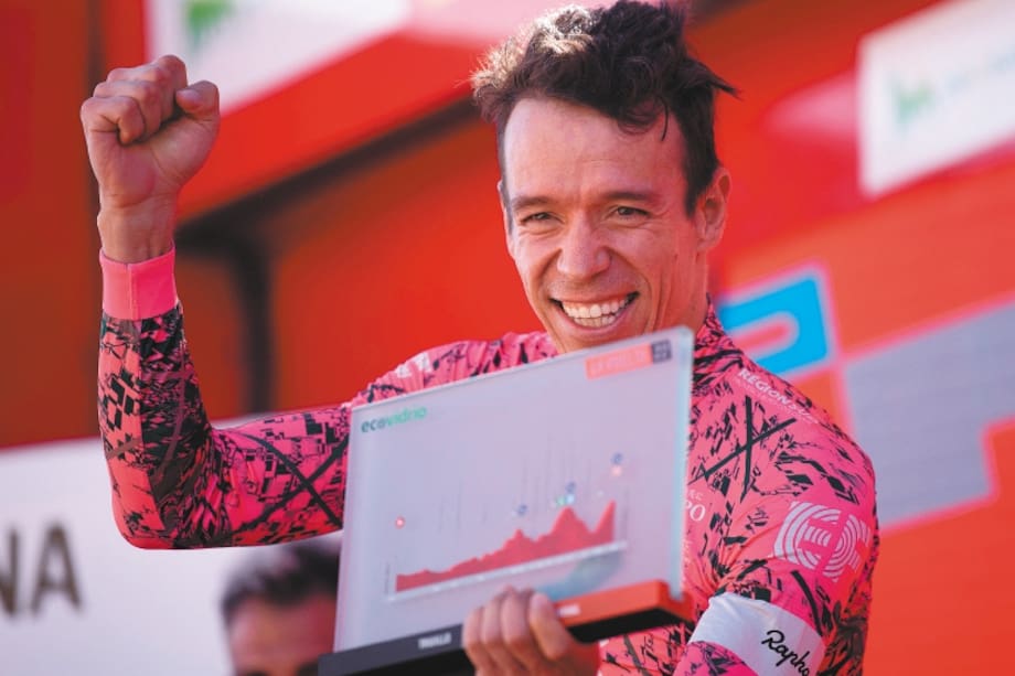 Team Education First's Columbian rider Rigoberto Uran celebrates on the podium after crossing the finish line in first place during the 17th stage of the 2022 La Vuelta cycling tour of Spain, a 162.3km race from Aracena to the Monasterio de Tentudia monastery in Calera de Leon, on September 7, 2022. (Photo by JORGE GUERRERO / AFP)