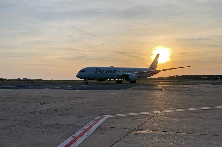 El vuelo AA292 de America Airlines, un Boeing 787-9 Dreamliner, se encuentra en la pista del aeropuerto Leonardo Da Vinci en Fiumicino, Italia.