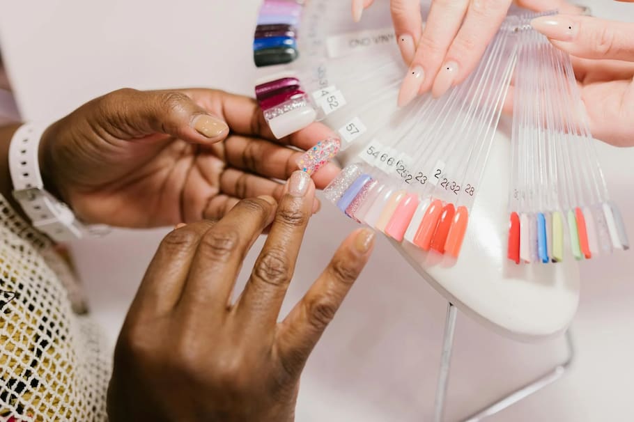 Retirar uñas postizas en casa puede ser un desafío, pero con las técnicas adecuadas evitarás daños, debilidad o infecciones en tus uñas naturales.