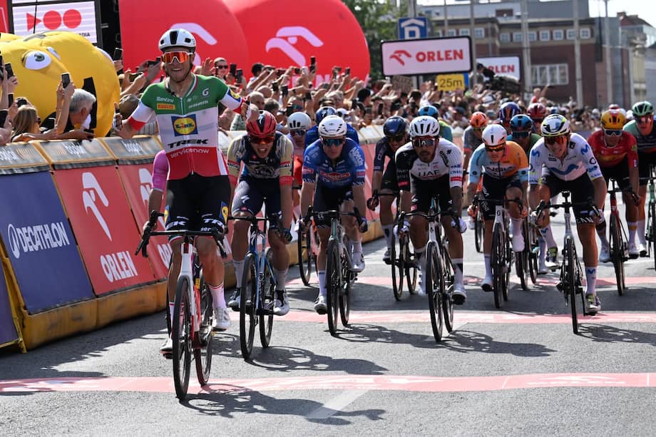 El ciclista colombiano forma parte del UAE Team para la carrera europea. Jonathan Milan se llevó la primera jornada.