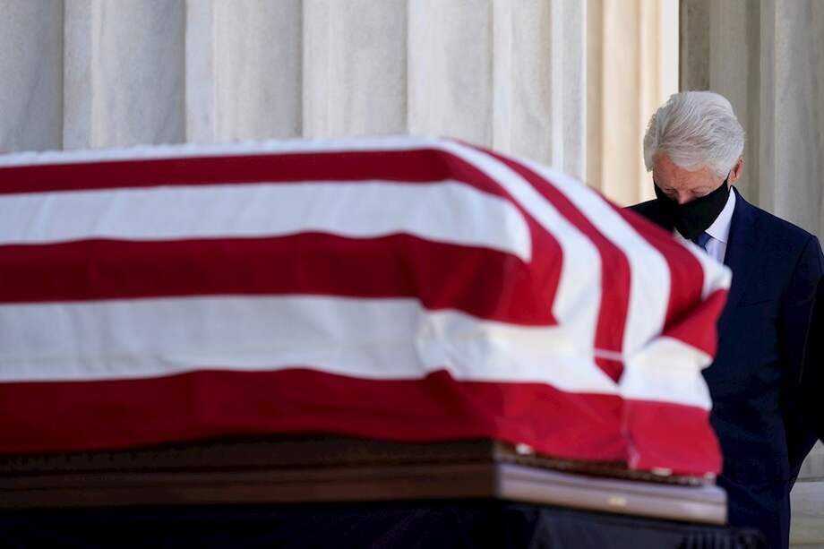 Bill Clinton y otros expresidentes asisten a los homenajes a Ruth Bader Ginsburg, la jueza de la Suprema Corte de EE. UU., que murió el viernes.