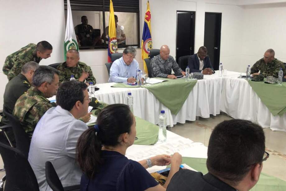 El ministro Holmes Trujillo se reunió con las autoridades locales en el Comando de la Policía de Popayán. / Cortesía MinDefensa