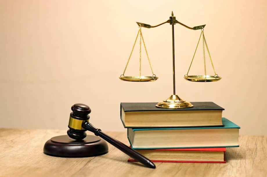 La literatura y el derecho tienen un origen común: dar sentido al conflicto que supone entender el mundo.