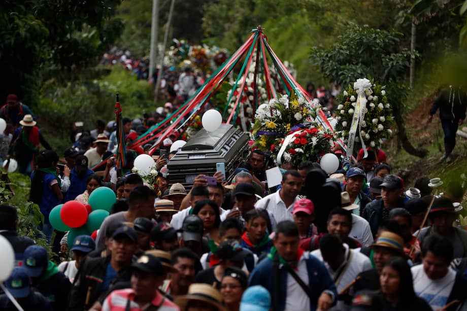 Familiares y amigos acompañaron el féretro durante una caminata antes de su sepelio, en la vereda Damian del municipio de Toribío, Cauca. EFE/ Ernesto Guzmán
