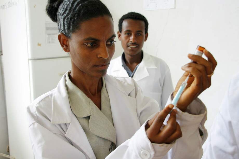Doctora prepara una inyección triple viral para combatir el sarampión en Etiopia (foto de referencia) / Wikimedia Commons