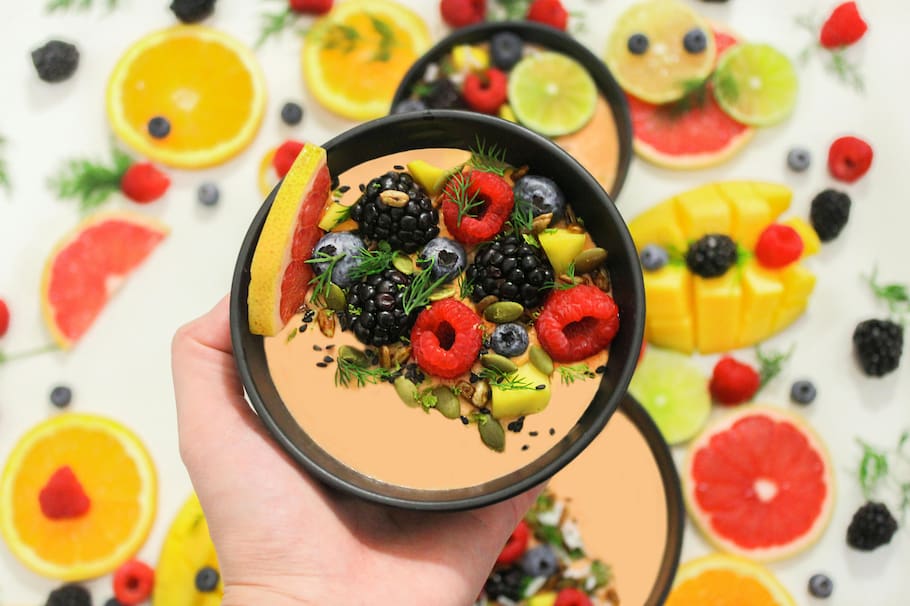 Un desayuno equilibrado y nutritivo nos ayuda a comenzar el día con el pie derecho, mejorando nuestra concentración, rendimiento físico y bienestar general.