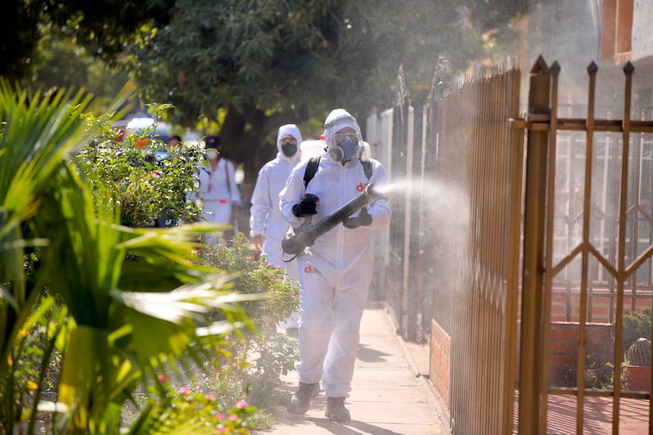 Jornada de desinfección en el barrio Mareigua, donde se registran casos de COVID-19.