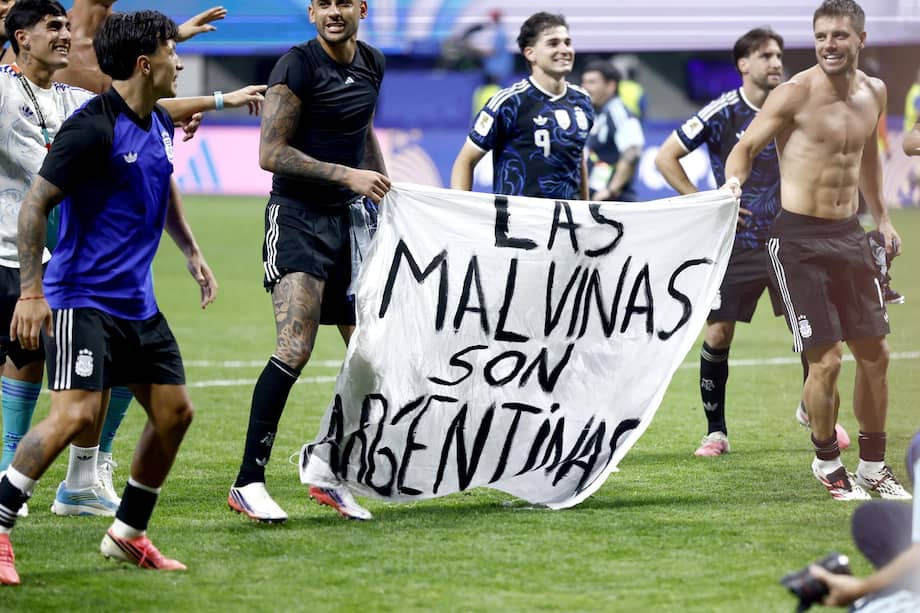 Tras el enfrentamiento en la cancha con Inglaterra, jugadores de la selección de Argentina sostuvieron una pancarta que decía: "Las Malvinas son argentinas".