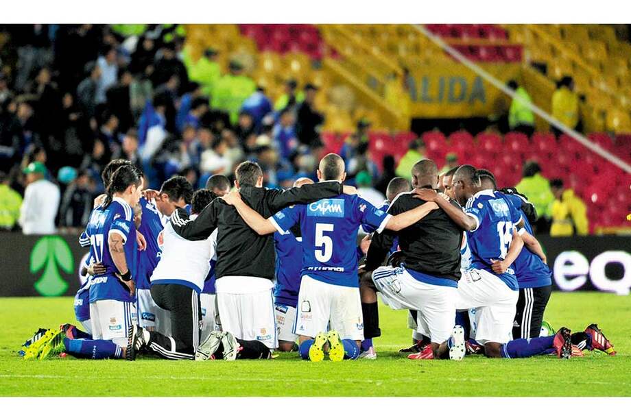 De poco han servido las plegarias de los jugadores en los partidos. El equipo bogotano sigue en crisis deportiva y administrativa. / Óscar Pérez - El Espectador