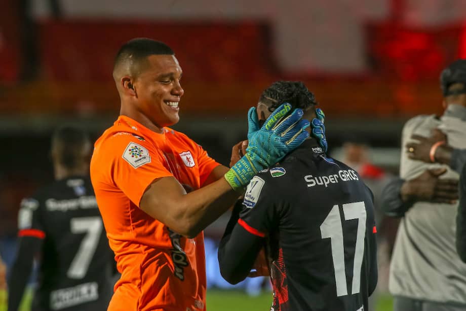 Joel Graterol (izqu.) festeja con Cristian Arrieta