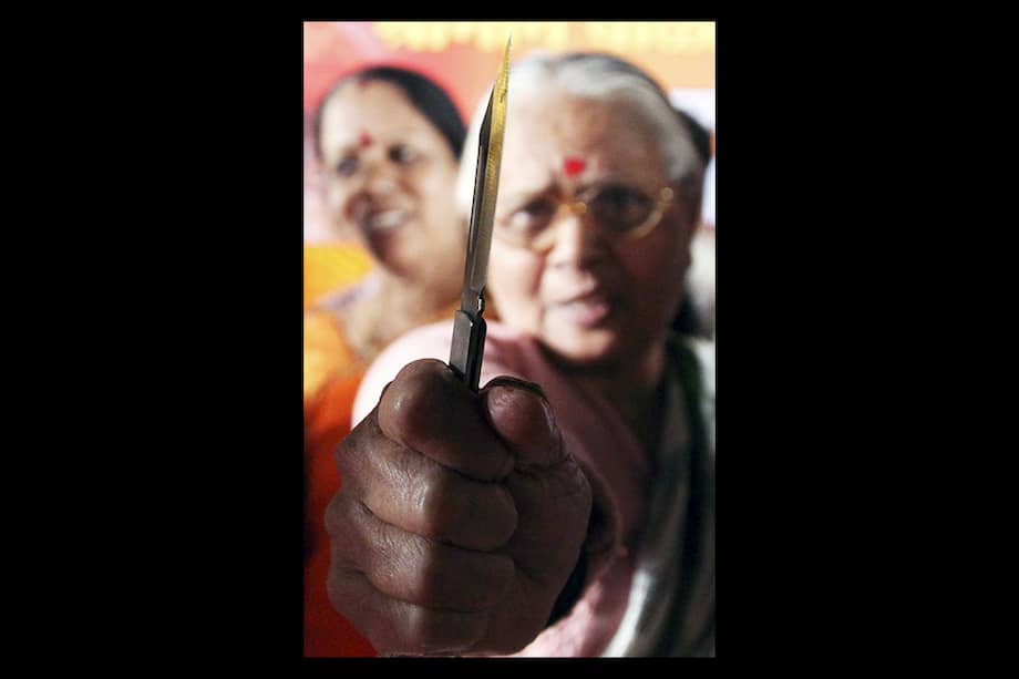 El partido Shiv Sena en Bombay dio cuchillos a las mujeres para que se protejan de los violadores. / EFE