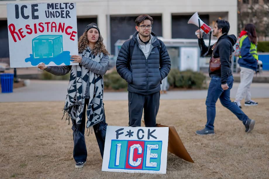 Manifestantes protestan durante una manifestación "Alto al Terrorismo de ICE" en Atlanta, Georgia, EE.UU.