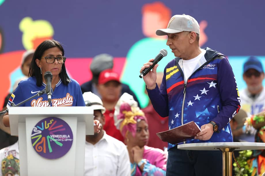 La presidenta encargada de Venezuela, Delcy Rodríguez, junto al ministro para el proceso social de trabajo, Carlos Alexis Castillo.