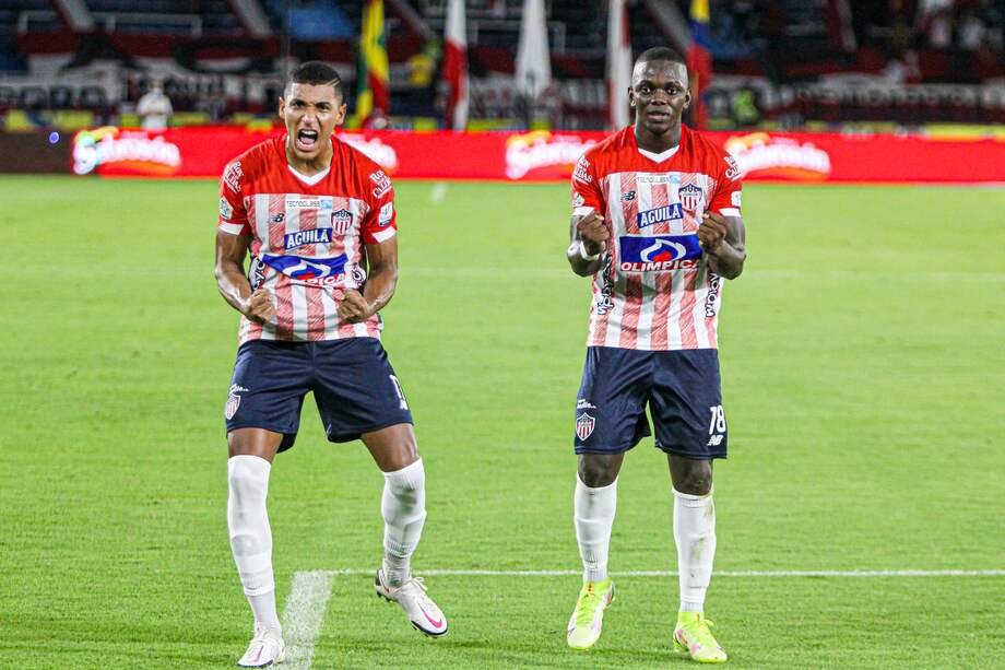 Gabriel Fuentes (izq.) anotó de penalti el gol de la victoria de Júnior.