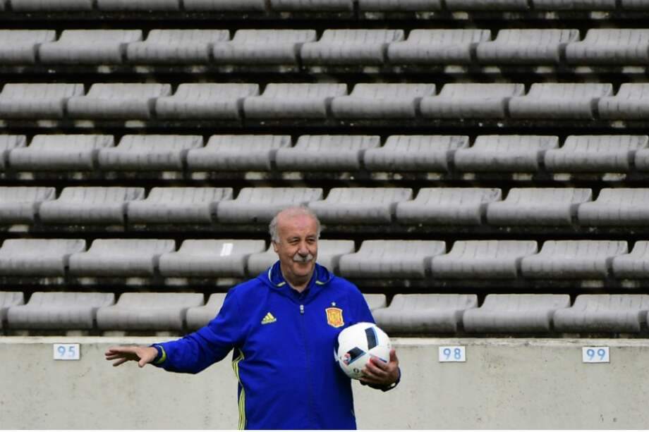 Vicente del Bosque espera revalidar el título conseguido en la pasa Eurocopa. / AFP