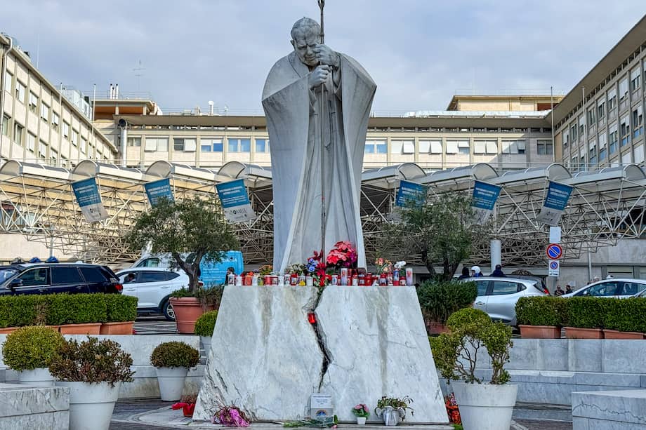 Flores y velas depositadas por feligreses, fotografiadas este jueves en el exterior del Hospital Gemelli de Roma, donde se encuentra hospitalizado desde hace siete días el papa Francisco debido a una infección de las vías respiratorias y una neumonía bilateral.