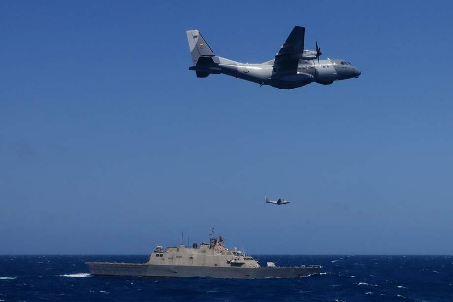 Dos aviones patrulleros marítimos colombianos sobrevuelan el buque tipo LCS (Litoral Combat Ship) (por sus siglas en ingles) USS Billings.