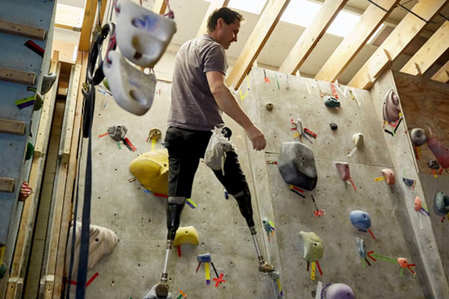 Su pasión por escalar lo hizo buscar alternativas para sus prótesis / EPO