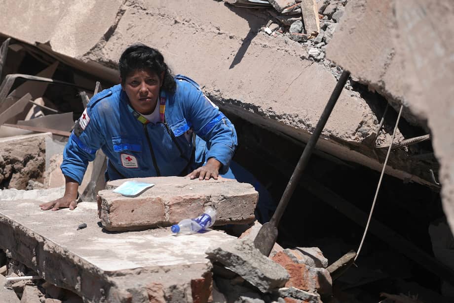 AME7690. CALI (COLOMBIA), 10/08/2026.- Una integrante de la Cruz Roja de Colombia busca entre los escombros de una edificación colapsada por el terremoto de magnitud 7,4 que sacudió al país, este lunes en Cali (Colombia). EFE/ Ernesto Guzmán Jr