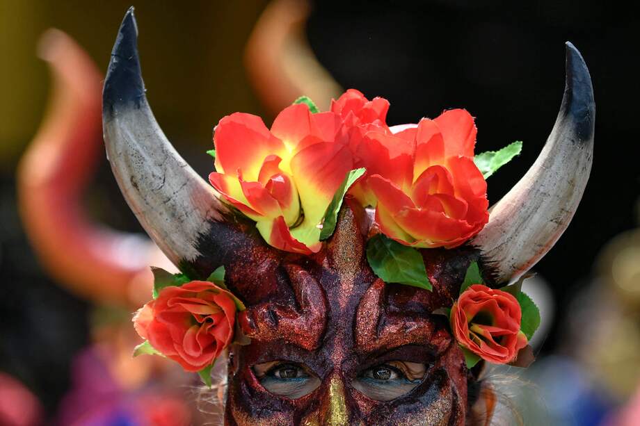 Un miembro de 'Carnavales Diablos' de Riosucio, Colombia, actúa durante la reunión del Patrimonio Cultural Inmaterial de la UNESCO, en Bogotá, el 10 de diciembre de 2019. / Juan Barreto - AFP