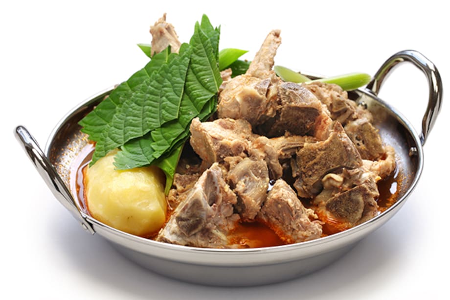 Guisado de espinazo de cerdo con papa y vegetales frescos, honor a la cocina colombiana