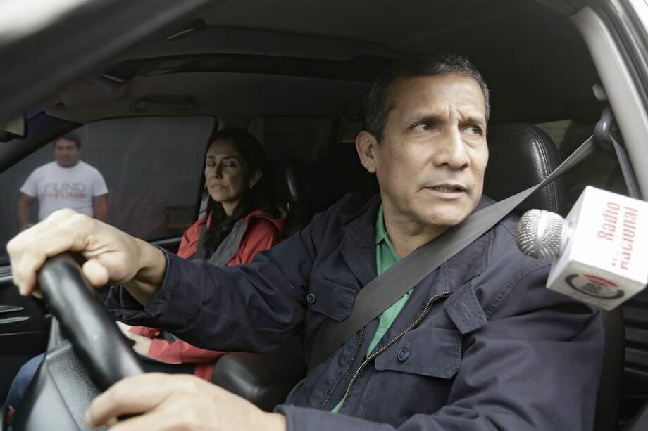 Ollanta Humala (derecha) y su esposa, Nadine Heredia, en su local de campaña en Lima, Perú. / EFE