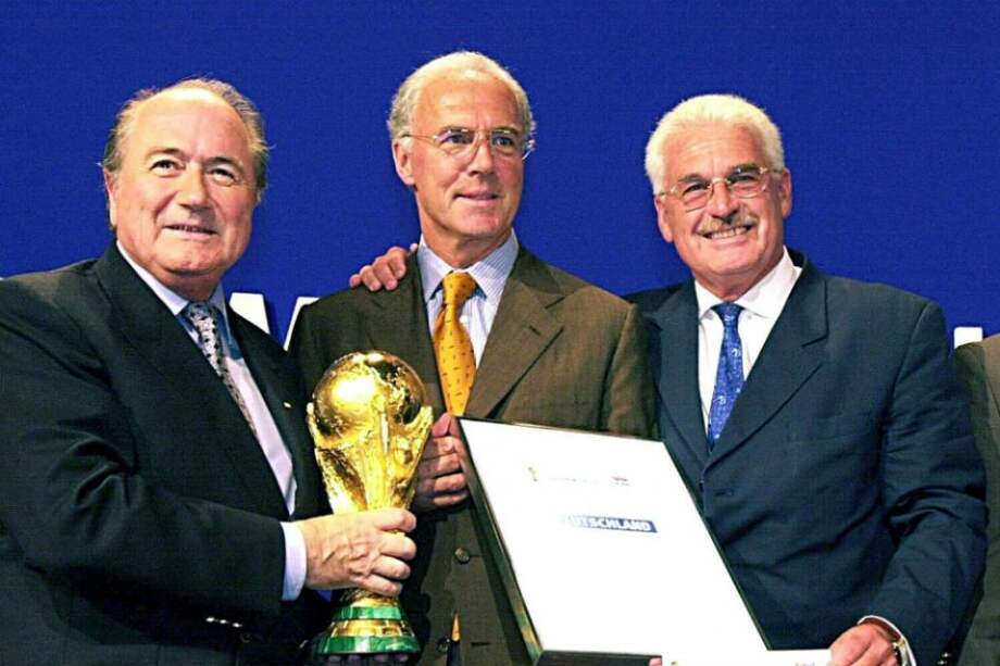 Joseph Blatter, presidente de la FIFA, junto a Franz Beckenbauer y Fedor Radmann. Foto: AFP