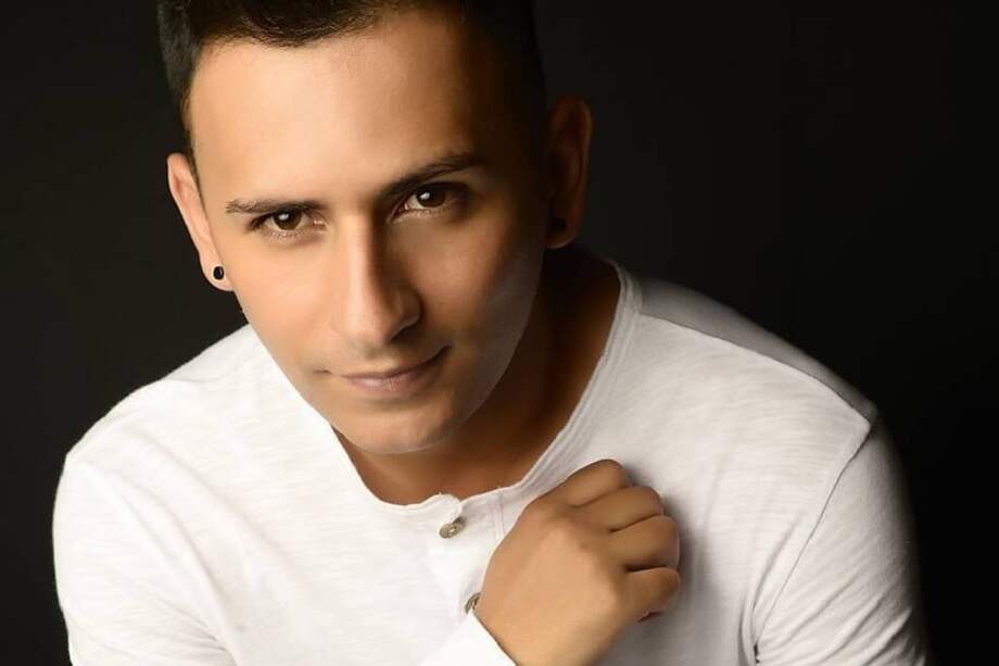 Richard Cardona salía de una presentación, acompañado de su esposa, el pasado sábado cuando dos hombres en una motocicleta se acercaron para cometer el hurto que terminó con la muerte de su esposa y uno de los asaltantes. / Tomada de FB