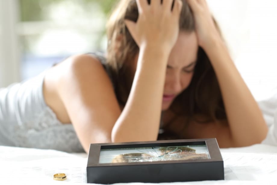 Mujer llorando por una ruptura amorosa