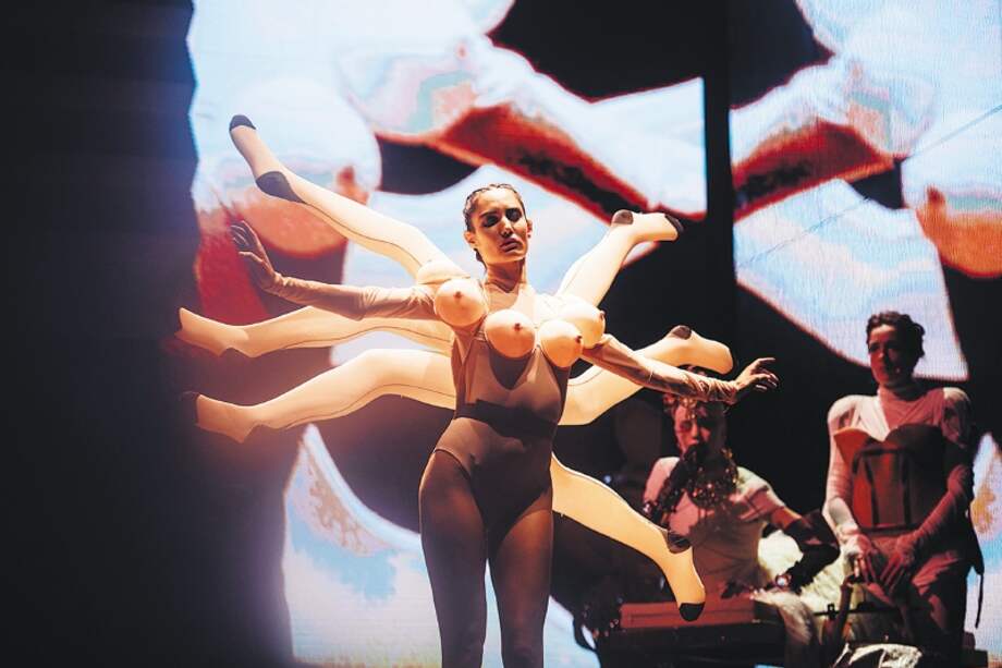 Jean Paul Gaultier recreó su vida en una obra de teatro en el cabaré parisino Folies Bergère. / TS3/Boby - http://jpgfashionfreakshow.com