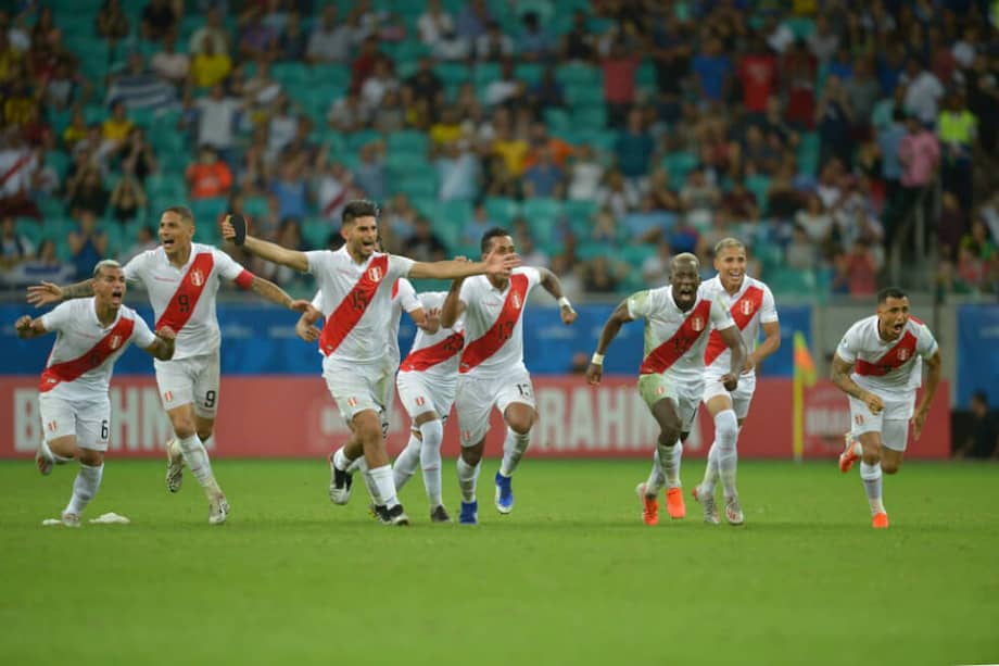 Los jugadores de Perú celebran tras eliminar a Uruguay de la Copa América y clasificarse a las semifinales de la Copa América. / AFP
