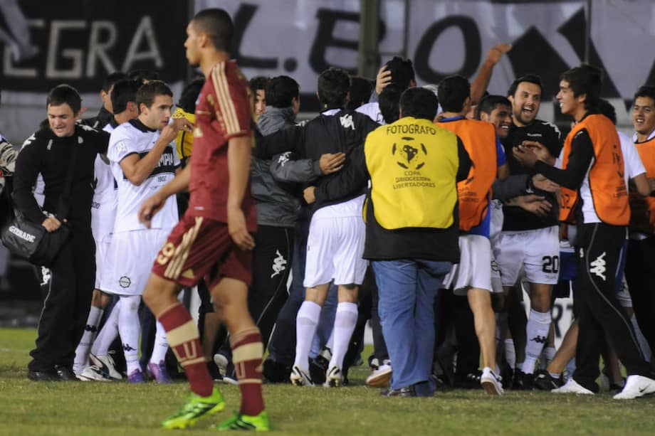Entre abucheos e insultos, Fluminense llega a Rio tras derrota en Libertadores