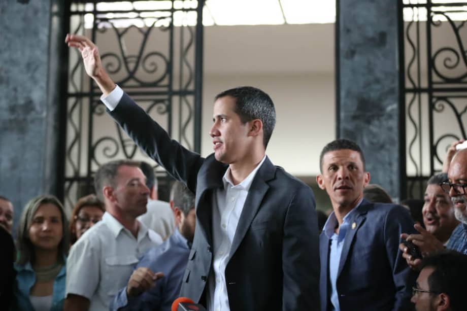 El líder opositor Juan Guaidó se reunió con sindicatos y empleados del sector público para tomar nuevas acciones en su empeño por sacar del poder a Nicolás Maduro. / EFE