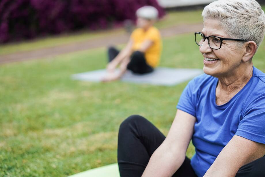 Consiente al adulto mayor con una buena dieta, ejercicios regulares e involúcralos en actividades como clases de arte.