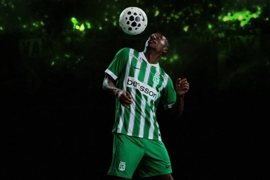 Marlos Moreno posa con la nueva camiseta de Atlético Nacional.