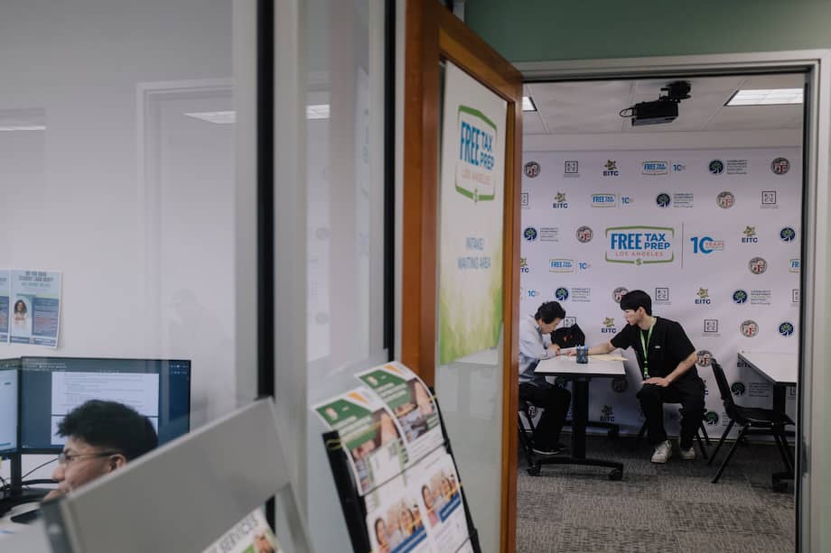 Muchos migrantes indocumentados que quieren hacer la declaración de la renta han buscado la ayuda de clínicas como esta de Los Ángeles.Credit...