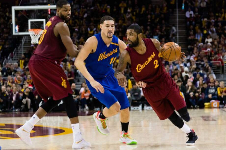 El jugador con la camiseta 2 de los Cleveland Cavaliers, Kyrie Irving, con la pelota durante el partido que le ganaron agónicamente a los Warriors de Golden State. / AFP