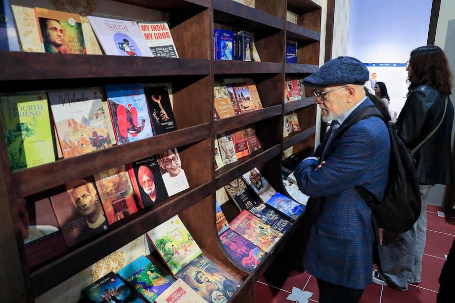 AME6170. BOGOTÁ (COLOMBIA), 23/04/2026.- Una persona observa libros en el pabellón de la India, país invitado a la Feria Internacional del Libro de Bogotá (FilBo), este jueves, en Bogotá (Colombia). EFE/ Carlos Ortega