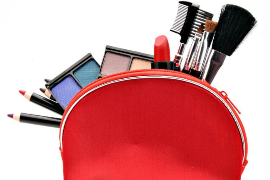 Manchar la ropa blanca con maquillaje es un problema común, pero con los trucos adecuados puedes evitarlo y mantener tus prendas impecables.